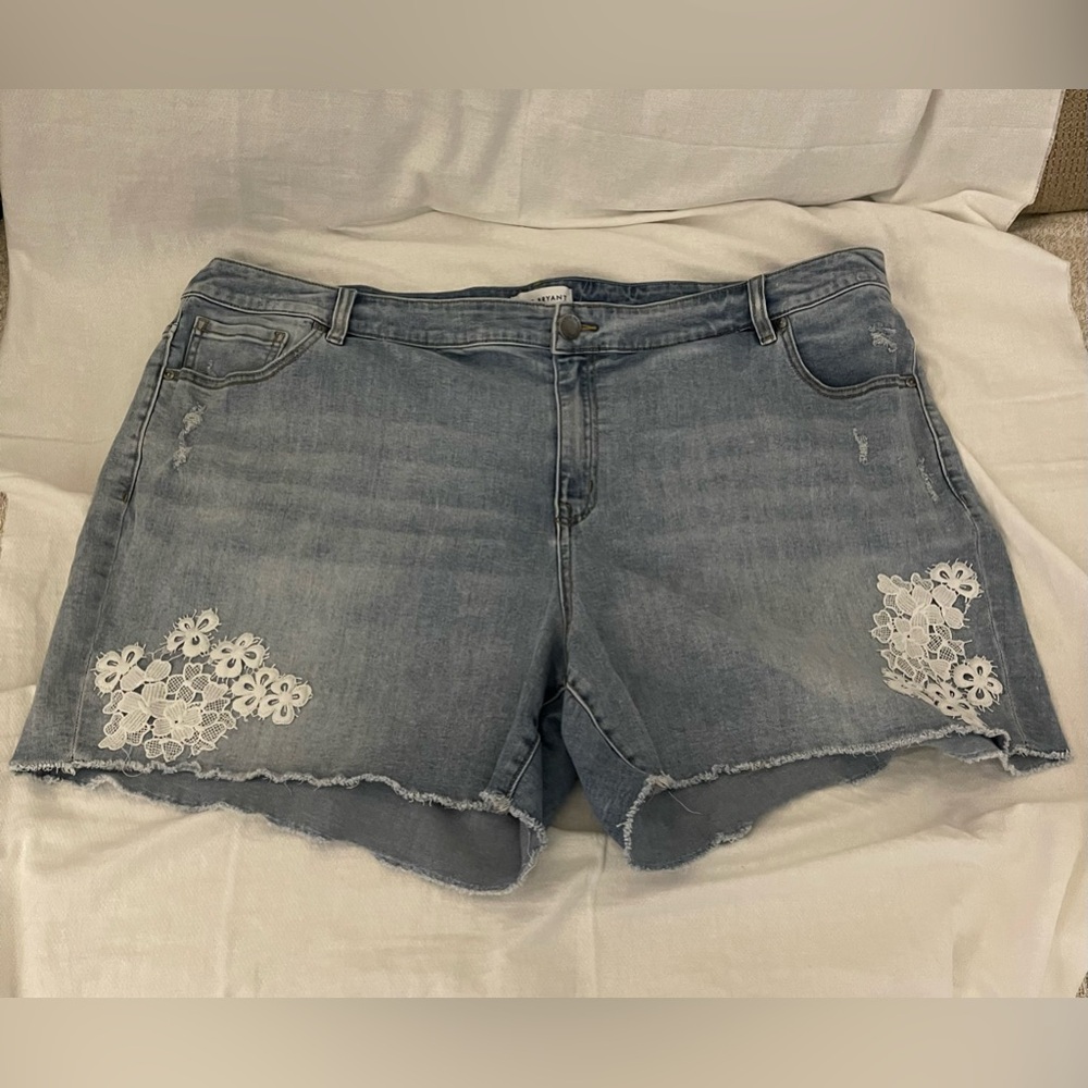 Lane Bryant mid rise girlfriend short woman’s size 26